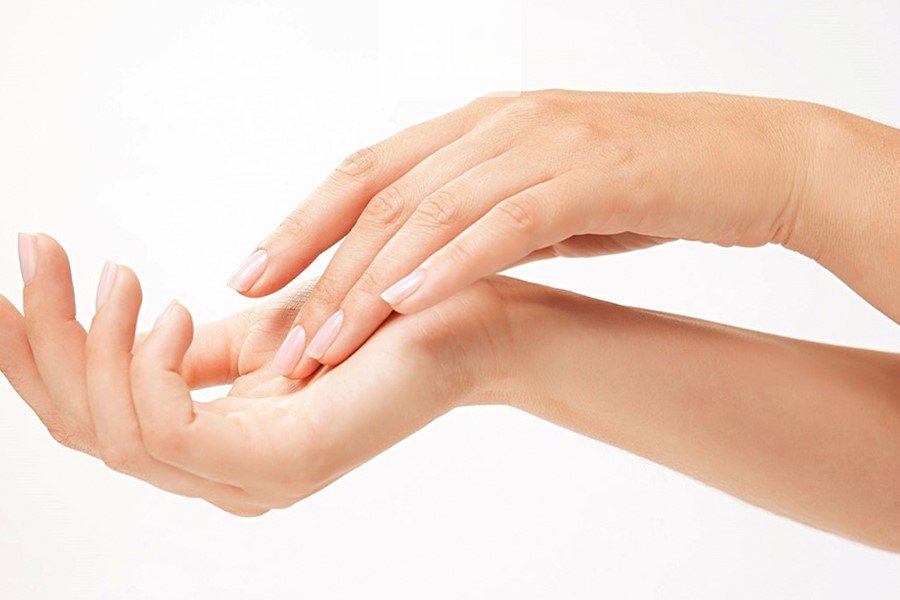 استفاده از کرم مرطوب کننده‌ به‌صورت روزانه یکی اصول مهم مراقبت از پوست دست است.